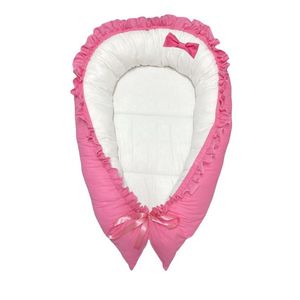 Cuib pentru bebelusi cu desfacere si volanase roz - alb imagine