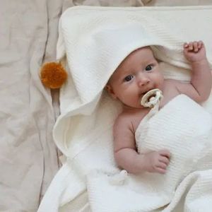 Prosop de baie pentru bebelusi din bumbac waffle cu gluga si ciucuras alb lapte 70x140 cm imagine