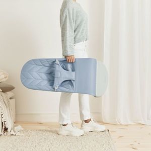 Balansoar Bliss BabyBjorn Blue cu aspect delicat de petala tesatura matlasata imagine