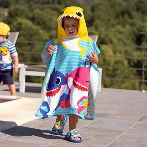 Prosop poncho cu gluga Baby Shark 50 x 115 cm imagine