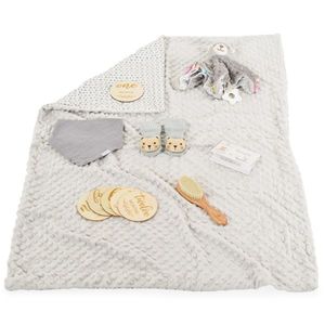 Set cadou 6in1 pentru nou nascut Cangaroo Bearly Gri cu paturica dubla 100x80cm, jucarie atasament, sosete, baveta, perie cu peri naturali si cartonase etape crestere in cutie cadou cu felicitare imagine