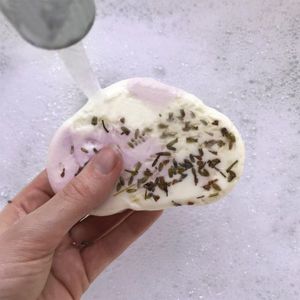 Spumant de baie solid Lavender Clouds Bubble Doh 135g Bomb Cosmetics imagine