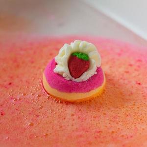 Bomba de baie handmade cu figurina Lets Jam Bath Blaster 160g Bomb Cosmetics imagine