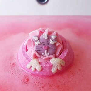 Bomba de baie handmade cu figurina Paws for Thought Bath Blaster 160g Bomb Cosmetics imagine