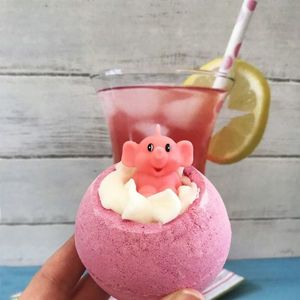 Bomba de baie cu jucarie Pink Elephants Lemonade Blaster 140g Bomb Cosmetics imagine