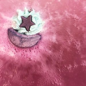 Bomba de baie handmade cu figurina Space Queen Bath Blaster 160g Bomb Cosmetics imagine