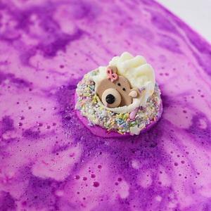 Bomba de baie handmade cu figurina Teddy Bears Picnic Bath Blaster 185g Bomb Cosmetics imagine