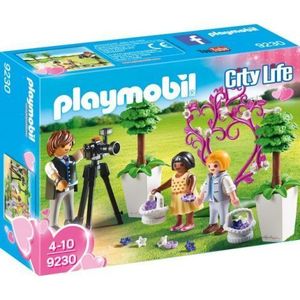 COPII CU FLORI SI FOTOGRAF imagine