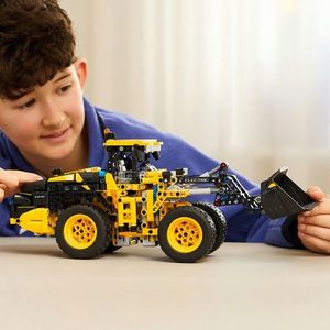 LEGO Technic - Incarcator Frontal Volvo L120 Electric (42209) | LEGO imagine