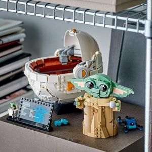 LEGO Star Wars - Grogu cu landoul planor (75403) | LEGO imagine