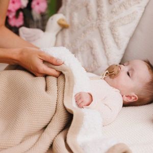 Paturica pentru copii Babyono Crem din bumbac cu polar 75x100 cm imagine