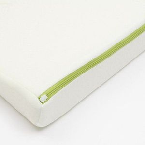 Perna inclinata New Baby Alb din spuma poliuretanica, husa detasabila cu Aloe Vera, 38x30 cm, inaltime 7 cm, 0 luni+ imagine