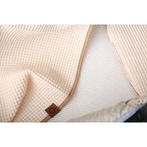 Set paturica 77x57 cm si perna 25x30 cm, pentru copii BabyMam, din 100 bumbac, cu umplutura anti-alergenica, design unic waffle bej imagine