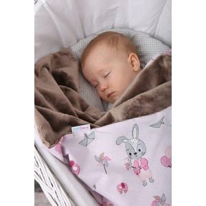 Paturica pentru copii BabyMam pink Rabbit, realizata cu doua fete din bumbac si din plus pufos, dimensiune 75 x 50 cm imagine