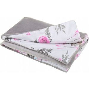 Paturica pentru copii BabyMam flowers realizata cu doua fete din bumbac si din plus pufos, dimensiune 75 x 50 cm imagine