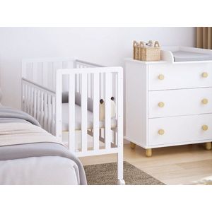 Patut din lemn Bambi alb cu laterala culisanta, roti cu blocare si protectie silicon pentru dentitie, 100 x 50 cm imagine