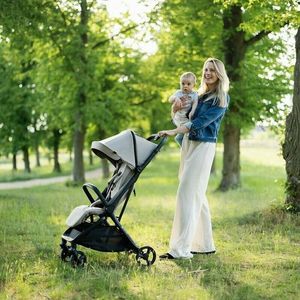 Carucior pentru copii PetiteMars Flip negru cu pliere compacta, spatar reglabil, suport picioare reglabil si copertina extensibila cu protectie UPF 50+, greutate admisa 22 kg imagine