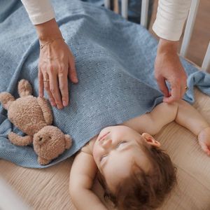 Paturica tricotata Babyono 167304 din fibre de bambus albastru 75x100 cm imagine