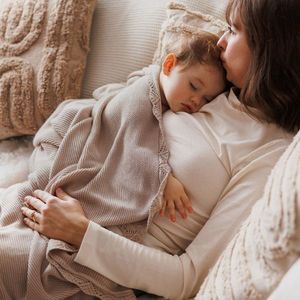 Paturica tricotata Babyono 167403 din fibre de bambus maro 75x100 cm imagine