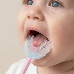 Periuta de dinti pentru bebelusi Bocioland Roz cu forma speciala, peri din silicon alimentar, maner ergonomic cu ventuza imagine