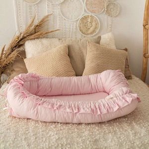 Baby Nest din bumbac organic cu volanase Twindeco Roz imagine