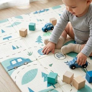 Covoras educativ PetiteMars Campy L din spuma XPE non-toxica, cu doua fete, suprafata antiderapanta, 130x200 cm, pliabil compact 40x32x21 cm, model masini si forme geometrice imagine