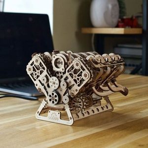 Diorama. Puzzle 3D 776 piese - V8 Engine | Ugears imagine