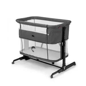 Imagine Patut multifunctonal tip co-sleeper si tarc de joaca pentru copii, Kidnort Snackskal II Dark Gray, structura din otel cu inaltime ajustabila, roti cu frane, buzunar lateral, sistem de balansare incorporat, accesorii incluse