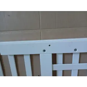Imagine Patut bebe din lemn masiv Drewex Olek alb cu laterala culisabila si inaltime reglabila a saltelei 120 x 60 cm