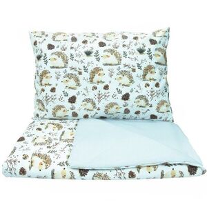 Imagine Set lenjerie 2 piese pentru patut copii Kerstin Hedgehog, husa pilota 120x90 si fata perna 40x60 cm, design versatil cu doua fete, tesatura moale, inchidere cu fermoar
