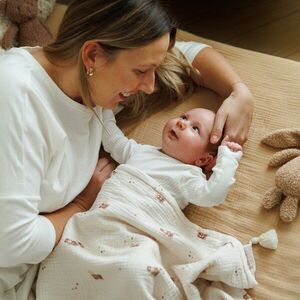 Imagine Paturica din muselina premium pentru bebelusi Babyono Crem, 75x100 cm, bumbac natural 4 straturi, model delicat