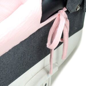 Imagine Set insertie textila pentru landoucosulet copii Kerstin Baby Pink din muselina, cearsaf cu elastic asortat 80x38 cm, realizate din bumbac 100