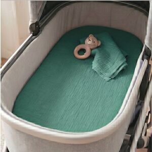 Imagine Cearceaf cu banda elastica pentru landoucarucior si cosulet copii Kerstin Premium Muslin Emerald, realizat din muselina bumbac 100, dimensiune 80 x 38 cm