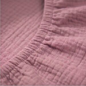 Imagine Cearceaf cu banda elastica pentru landoucarucior si cosulet copii Kerstin Premium Muslin Retro Pink, realizat din muselina bumbac 100, dimensiune 80 x 38 cm