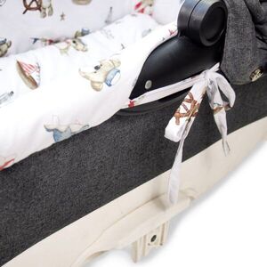 Imagine Set insertie textila pentru landoucosulet copii Kerstin Ursuletul pirat, cearsaf cu elastic asortat 80x38 cm, realizate din bumbac 100