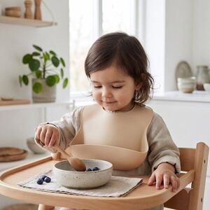Imagine Baveta pentru copii Bocioland Bej din silicon alimentar, inchidere reglabila, buzunar pentru resturi alimentare, compatibila masina vase
