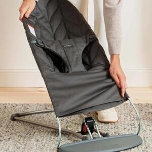Imagine Balansoar BabyBjorn Bliss Anthracite cu aspect delicat de petala, tesatura matlasata (Gri)