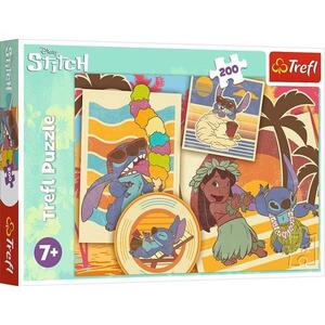 Imagine Puzzle Trefl, Disney Stitch, La Plaja cu Lilo si Stitch, 200 piese