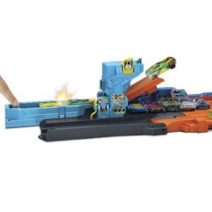 Imagine Set de joaca Hot Wheels City - Transformarea garajului de cascadorii