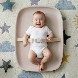 Imagine Salteluta de infasat pentru bebelusi Kidnort Laer Nordic Blush, din spuma moale impermeabila, moderna si ergonomica, cu baza antiderapanta, centura de siguranta reglabila si margini ridicate, dimensiune 71.5 x 52 x 7.5 cm