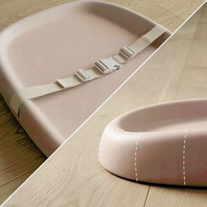 Imagine Salteluta de infasat pentru bebelusi Kidnort Nordic Blush, din spuma moale impermeabila, moderna si ergonomica, cu baza antiderapanta, centura de siguranta reglabila si margini ridicate, dimensiune 71.5 x 52 x 7.5 cm