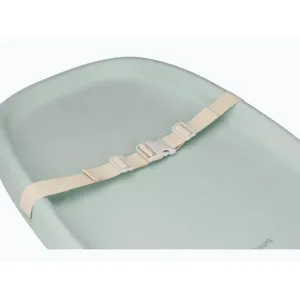 Imagine Salteluta de infasat pentru bebelusi Kidnort Dusty Sage, din spuma moale impermeabila, moderna si ergonomica, cu baza antiderapanta, centura de siguranta reglabila si margini ridicate, dimensiune 71.5 x 52 x 7.5 cm