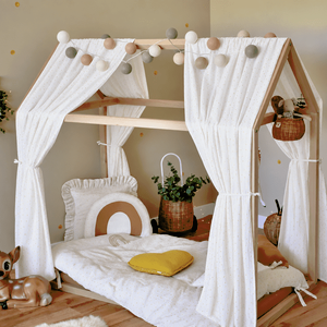 Imagine Set 2 baldachine din muselina cu buline aurii pentru pat tip casuta Little Amy 2 x 330 cm pentru pat 100 x 200 cm alb